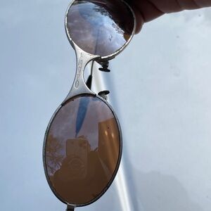 Oakley Oval Metal Frame Sunglasses with Brown Lenses están muy usados mire bien